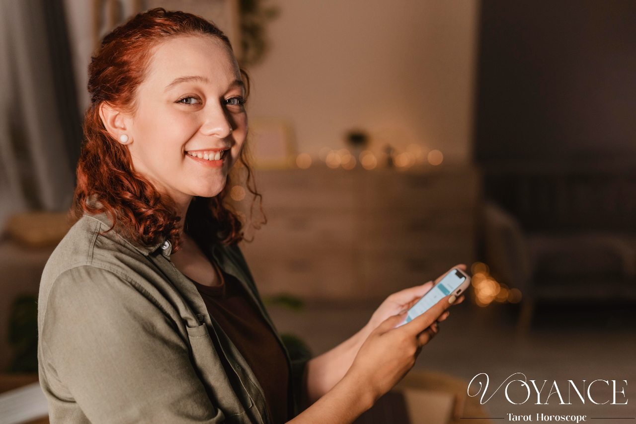 Femme consultant une voyante sérieuse par téléphone depuis chez elle